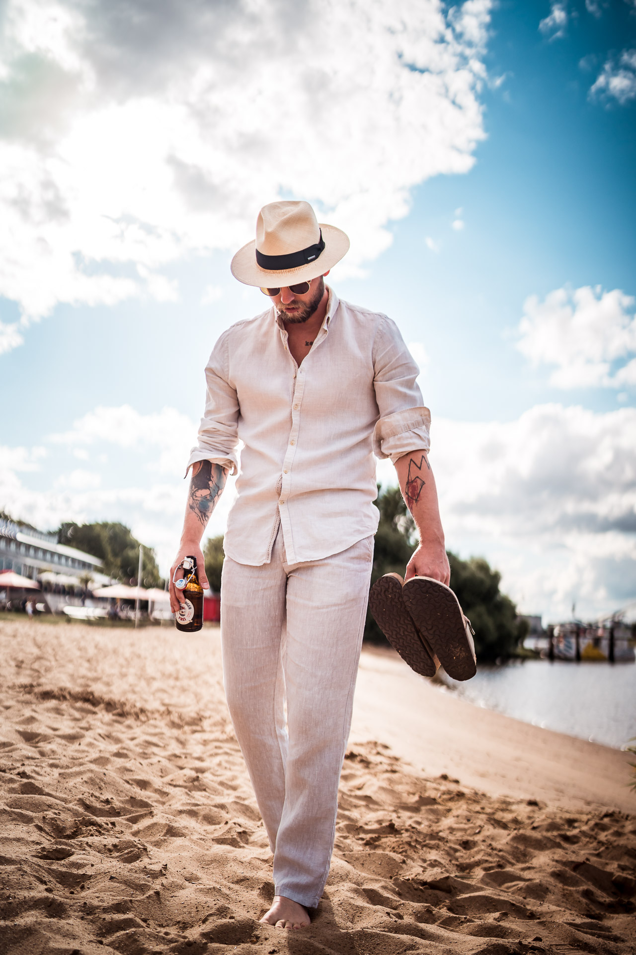 Leinenhemd im Strand/Festival Look