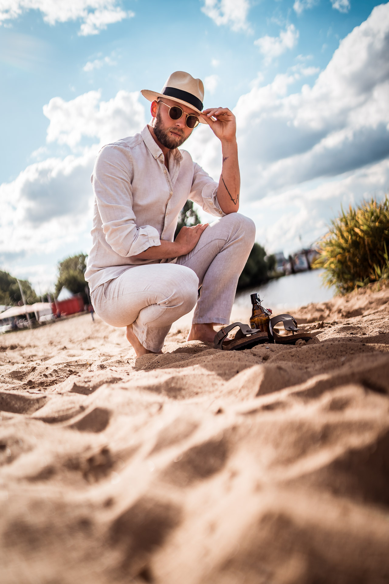 Leinenhemd im Strand/Festival Look