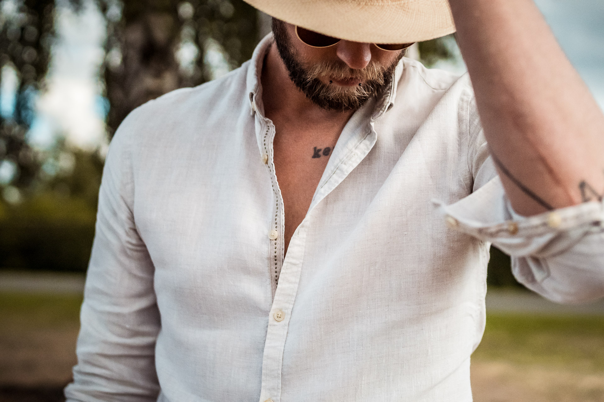 Leinenhemd im Strand/Festival Look