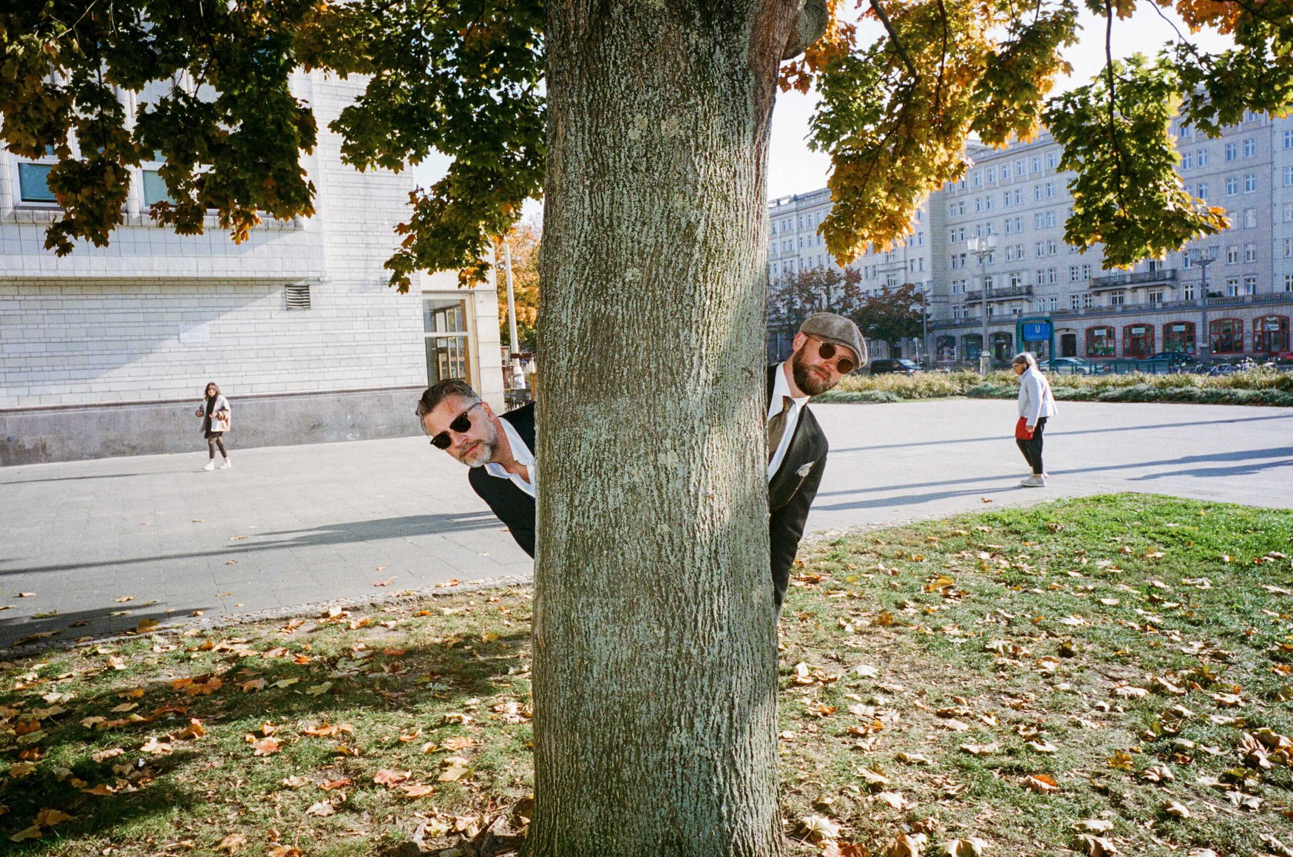 Eure Gents hinterm Baum